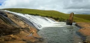nirintsoatravelanddiscovery-cascade-andriamamovoka-ankafobe-piscine