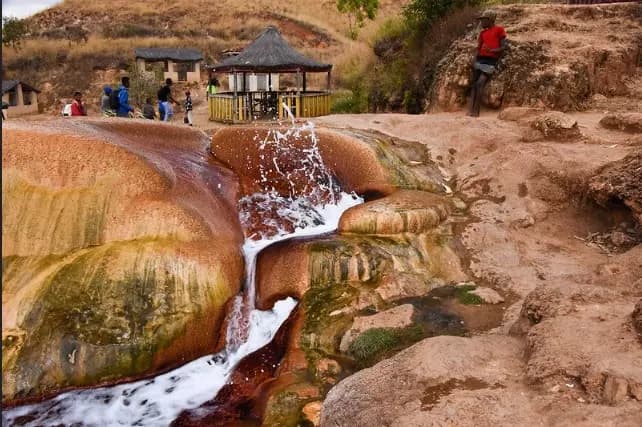 a-la-decouverte-des-merveilles-naturelles-de-madagascar-geysers-dampefy